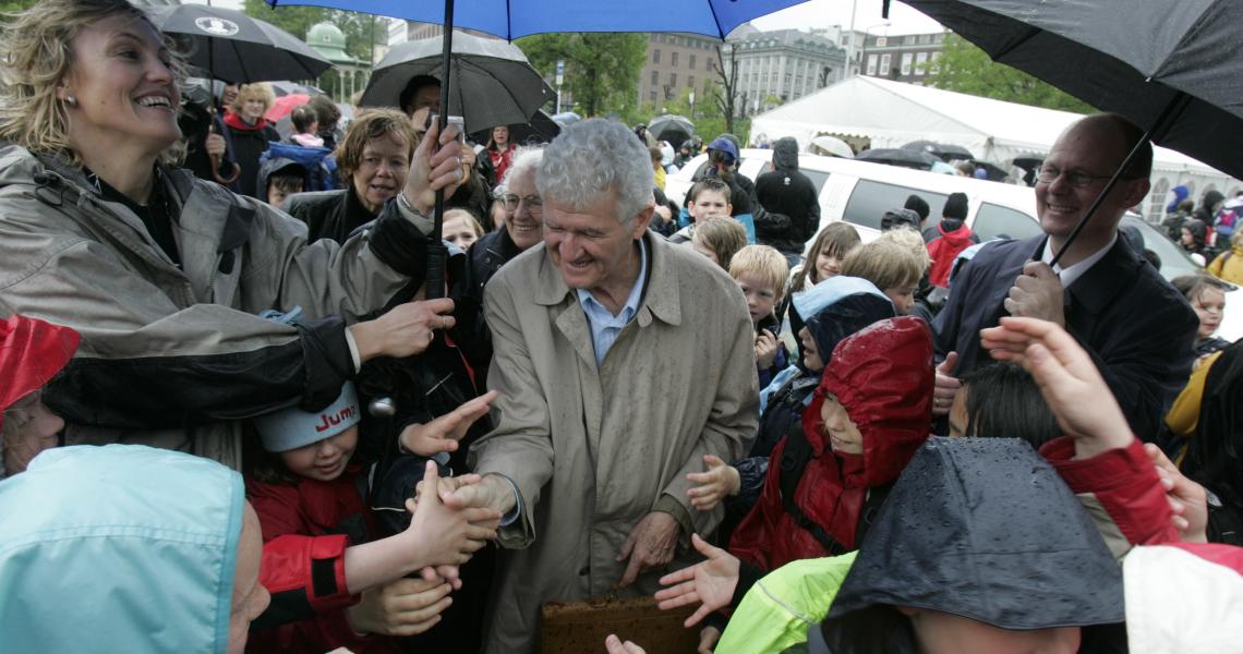 Abelprisvinner Peter D. Lax ble særdeles godt mottatt av alle skoleelevene som hadde ventet på han på Festplassen i Bergen. Mona Røsseland til venstre.